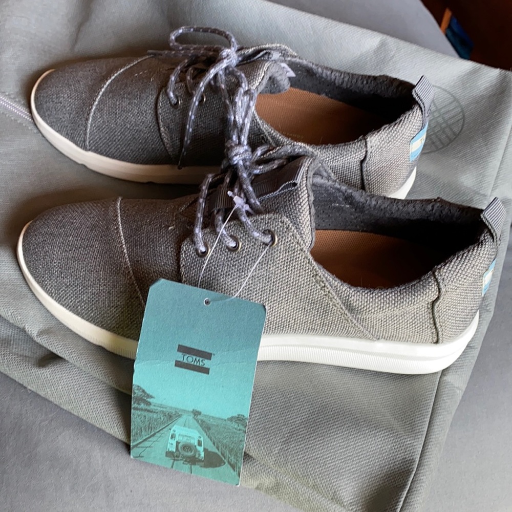 TOMS women’s size 7 canvas sneakers